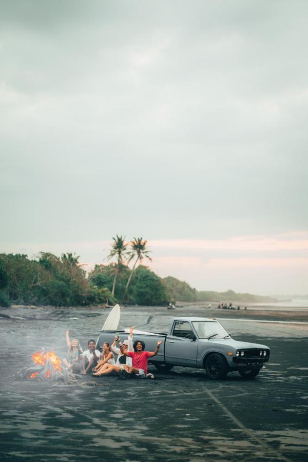 Tanah Lot Seaside Tribe - Boutique Surf Stay & Retreat מראה חיצוני תמונה